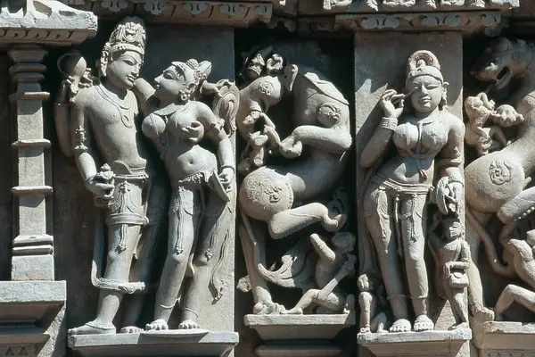 Parshvanatha Tapınağı 'nda taş oymacılığı, Khajuraho, Madhya Pradesh, Hindistan, Asya