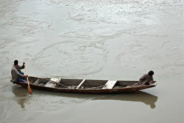 stock image Kashmiri man moving boat in jhelum river, Baramulla, Jammu and Kashmir, India 7-April-2008 