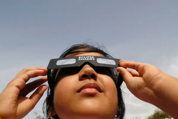 Una Giovane Ragazza Guarda Eclissi Solare Parziale Indossando Filtro Protetto — Foto Stock