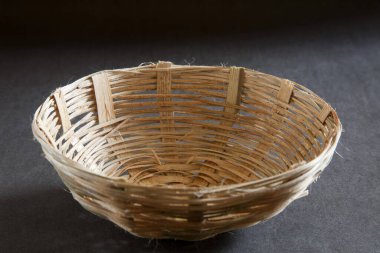 Koyu arkaplanda el yapımı kamış kasesi 