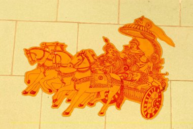 Lord Krishna, Arjuna 'ya Geeta' yı anlatıyor. Devgad Kalesi, Sindhudurg Bölgesi, Konkan Sahili, Maharashtra, Hindistan 'daki tapınağın ön duvarına yapıştırılmış etiket. 