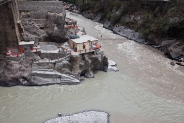 Dhauliganga ile Alaknanda nehrinin birleşimi Vishnupray Uttarakhand Hindistan Asya 'da 