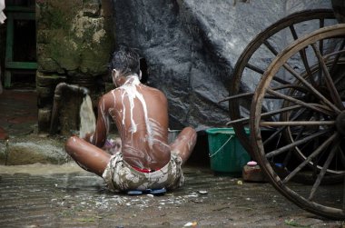 Batı Bengal Hindistan Asya 'da Kolkata' da banyo yapan bir adam.