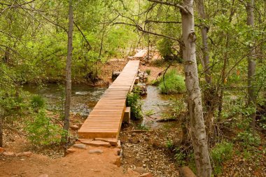 Amerika Birleşik Devletleri, Sedona 'da bir nehir üzerinde bir köprü.