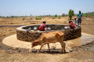 Dhakne köyünden su toplayan kadınlar, Shahapur Thane Maharashtra, Hindistan, Asya 