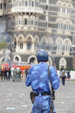 26 Kasım 2008 'de Bombay Mumbai, Maharashtra, Hindistan' da Deccan Mücahitlerin düzenlediği terörist saldırıdan sonra, Taj Mahal otelinin dışında RAF komandosu