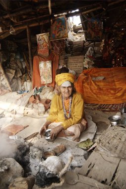 Ardh Kumbh Mela sırasında kampında bir kadın. Hindistan