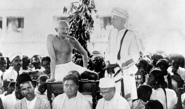 Mahat ma Gandhi, 1925 Mart 'ında Chennai, Tamil Nadu' da bir halk toplantısında. 