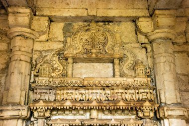 UNESCO dünya mirası Champaner Pavagad; Nagina Mescidi 'nin merkezi Mehrab; Moti Mescidi olarak da bilinir; Champaner; Panchmahals ilçesi; Gujarat; Hindistan; Asya