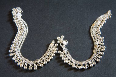 Siyah arkaplanda gümüş halhallar