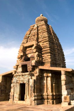 UNESCO Dünya Mirası Alanı; Pattadakal 'da M.S. 750 yılında yapılmış nagara stili gopura ile Galaganatha Tapınağı; Karnataka; Hindistan
