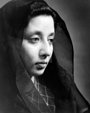 Stüdyoda farklı ruh hali portresi olan Hintli kadın; Mussoorie; Uttar Pradesh; Hindistan 1940 'lar  