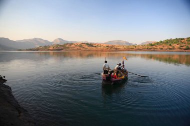Bhandardara Gölü 'nde balık tutan balıkçılar Maharashtra Hindistan Asya 