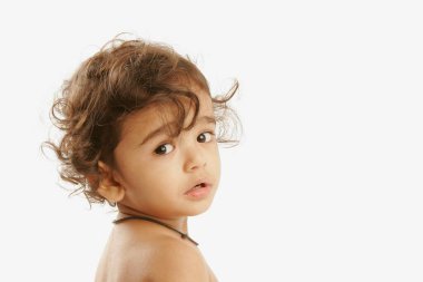 Marwari, bir yaşında bir çocuk oturuyor ve korkmuş görünüyor.