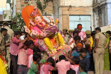 Ganpati 'yi Gulabsagar Gölü' ne taşıyan gönüllüler Visarjan Jodhpur Rajasthan Hindistan Asya 