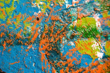 Duvarda kurumuş boya tabakası