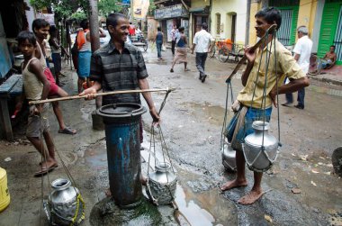 Halka açık muslukta dedikodu yapan su tedarikçileri Kolkata Batı Bengal Hindistan Asya 