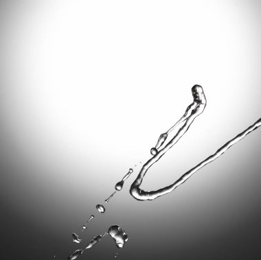 Su damlası gri arkaplan ile sıçrar