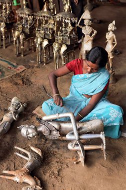 İşlenmiş demirden el işi yapan kadın, bastar, chhattisgarh, Hindistan, Asya 