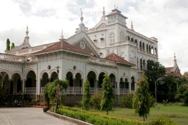 1892 'de Sultan Muhammed Şah, Pune, Maharashtra ve Hindistan tarafından inşa edilen Ağa Han sarayının eşsiz mimarisi.