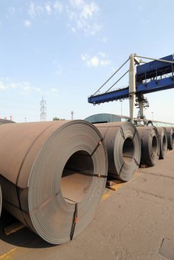 Bitmiş ürünler çelik fabrikasında nakliyeye hazır; Essar çeliği; Hajira Fabrikası; Surat; Gujarat; Hindistan