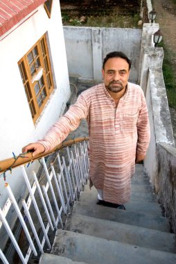 Jammu, Hindistan 'daki evinde bir kaşmirli pandit. 