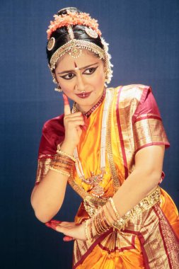 Stüdyoda poz veren bayan Bharatanatyam, Hindistan, Asya