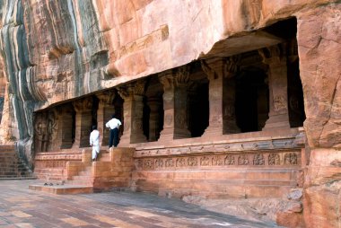 Vishnu 'ya adanmış üçüncü mağara, M.S. 6. yüzyılda en büyük ve ayrıntılı mağara tapınağı; Badami; Karnataka; Hindistan