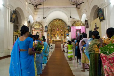 St. Marys Kilisesi 'ndeki tespih günü kutlaması 1463' te Hindistan 'ın Kerala şehrinde Vechoor Muthiamma' ya ithaf edilmiştir. 