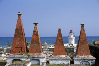 17. yüzyıl Hollanda mezarlığı ve Bheemunipatnam 'daki eski deniz feneri, ve hra pradesh, Hindistan