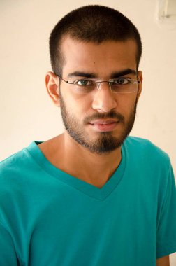 Bıyıklı ve sakallı Hintli genç bir adamın portresi.