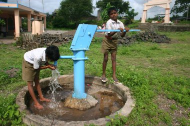 Hindistan 'da köyde su pompalayan çocuklar 