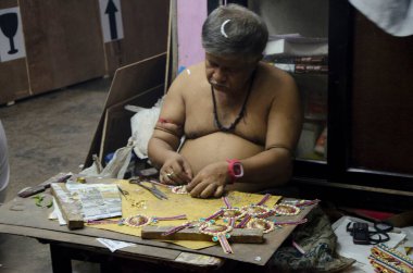 Dekoratif makale yazan sanatçı Durga Puja Kolkata Batı Bengal Hindistan Asya