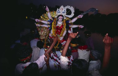 Tanrıça Durga Pooja puja daldırma Navaratri Festivali Gomti Nehri, Hindistan 'ın dokuz günü boyunca Ana Tanrıçaya hürmet