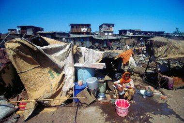 Tren yolu kenarındaki gecekondu mahallesi, Liman hattı, Maharashtra, Hindistan 