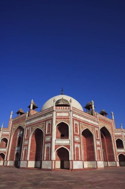 Humayun 'un mezarı 1570' te Hint Yarımadası Pers etkisindeki ilk kırmızı kumtaşı ve beyaz mermer mezardan yapılmış. Delhi, Hindistan UNESCO Dünya Mirası Bölgesi.