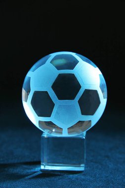 Futbol topu ya da camdan yapılmış futbol topu ve siyah arka plan. 