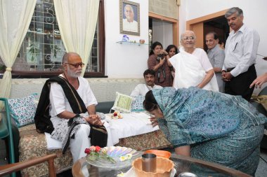 Ghatkopar 'da Gyan Yagna' da ders veren Morari Bapu; Bombay şimdi Mumbai; Maharashtra; Hindistan HAYIR MR