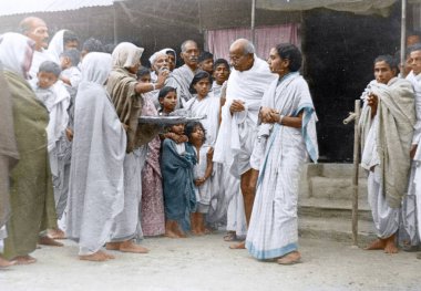 Mahatma Gandhi, Hindu Müslüman ayaklanmaları, Doğu Bengal, Hindistan, Asya, Kasım 1946 'dan sonra köyü ziyaret etti. 