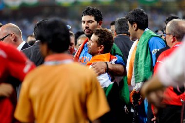 Hint vurucu Sachin Tendulkar ve Yuvraj Sing, Hindistan 'ın 2011 ICC Kriket Dünya Kupası finalinde Ap Hindistan' daki Wankhede Stadyumu 'nda oynadığı final maçında Sri Lanka' yı yenmesinin ardından bu üç rengi omuzlarında taşıyorlar.