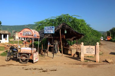 Bhangarh, Rajasthan, Hindistan 'ın antik site tabelası. 