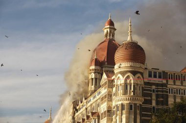 Deccan Mujahideen, Bombay Mumbai, Maharashtra; Hindistan 27-Kasım-2008 terör saldırıları sırasında Taj Mahal Hotel 'den duman yayılıyor.