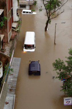 Binaların etrafını su basmış, Muson yağmurları Kalyan, Bombay, Mumbai, Maharashtra, Hindistan 'da dünya rekoru kırmış. 