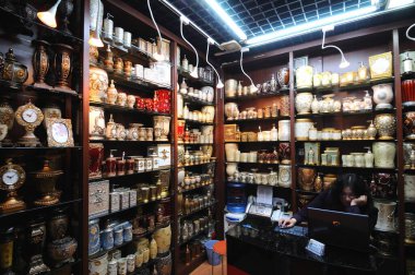 Çin mağazası Yiwu, Çin 'de seramik ürünlerin gösterimi