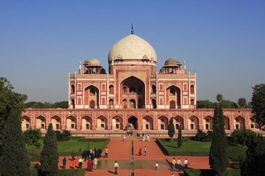 Humayun 'un mezarındaki turistler 1570 yılında Hint Yarımadası Pers etkisindeki ilk kırmızı kumtaşı ve beyaz mermer mezardan yapılmış. Delhi, Hindistan UNESCO Dünya Mirası Bölgesi. 