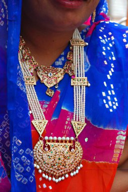İnci kolye takan kadın, Hindistan.