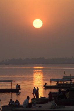 Hindistan, Madhya Pradesh Maheshwar ghat kıyısında Narmada nehrinde gün batımı 