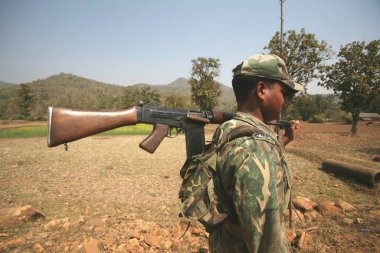 Hindistan 'ın Jharkhand ormanında naxaliteleri yakalamak için silahlı CRPF askeri  