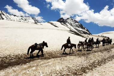 Pilgrim mahagunas ganesh top, amarnath yatra, Jammu Kashmir, Hindistan, Asya 'ya geçer.