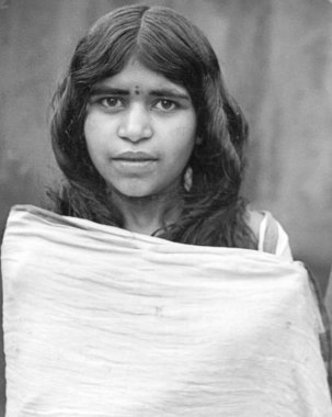 Beyaz elbiseli Hintli kız stüdyoda fotoğraf çekimine bakıyor; Orissa; Hindistan 1940 'lar   